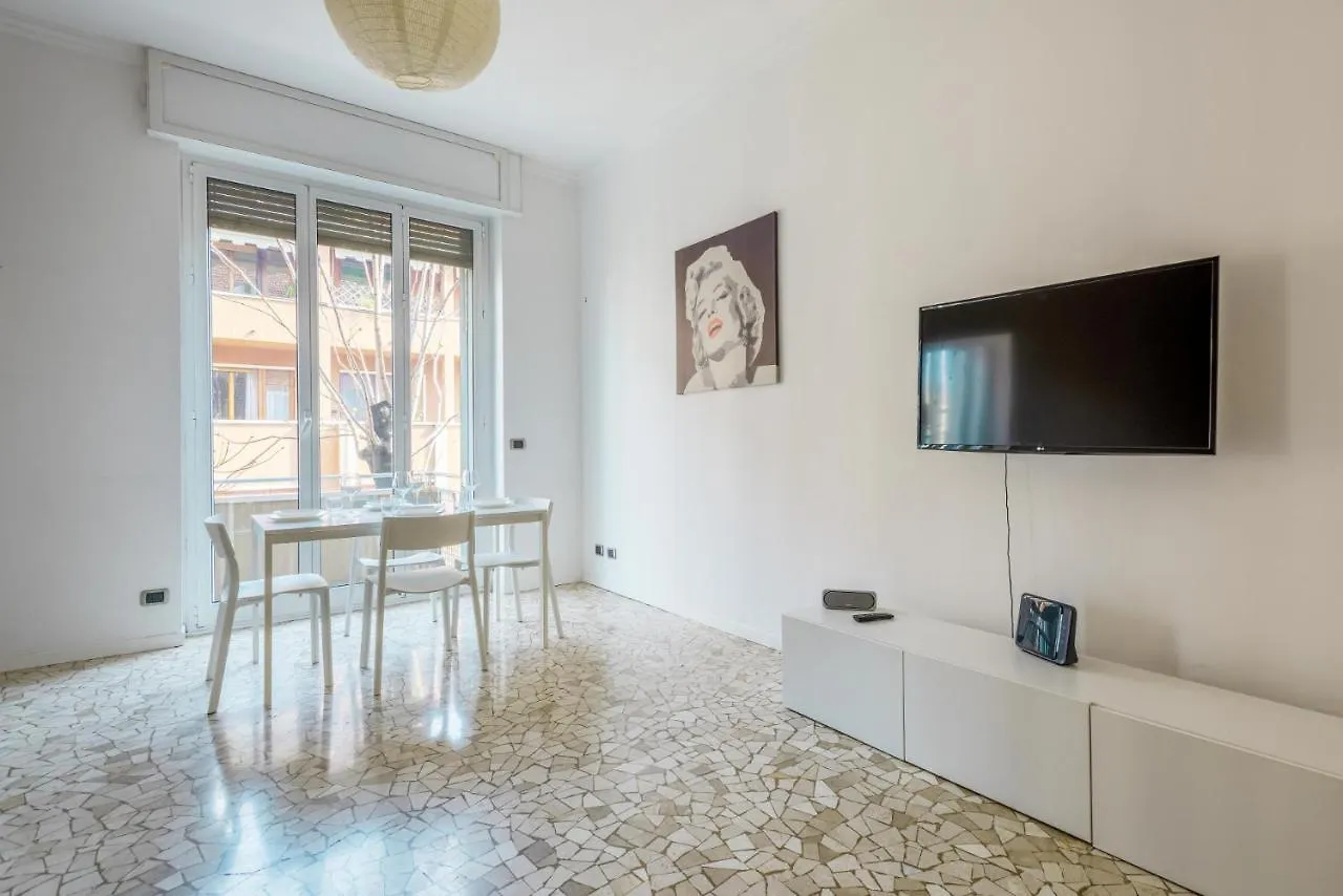 Spacious And Elegant House In Brera By Easylife Милан